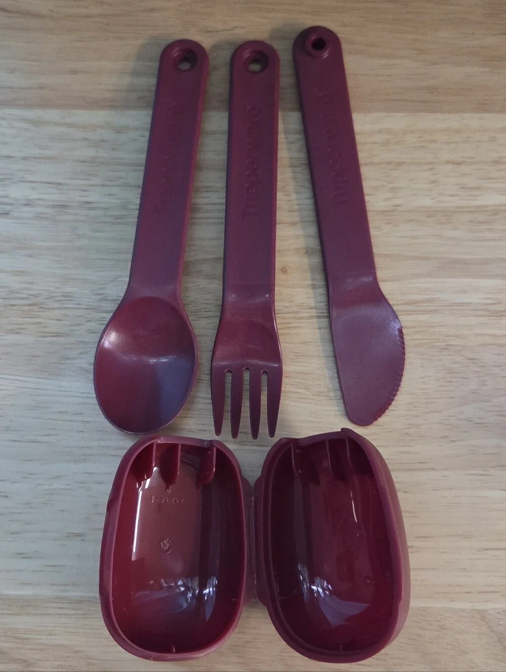 TUPPERWARE CUTLERY SET IN CASE